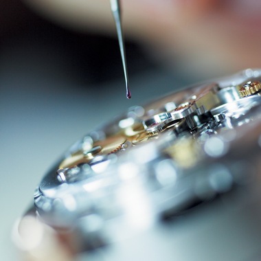 上润滑剂并重新组装机芯